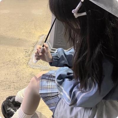 戴流苏耳环的少女